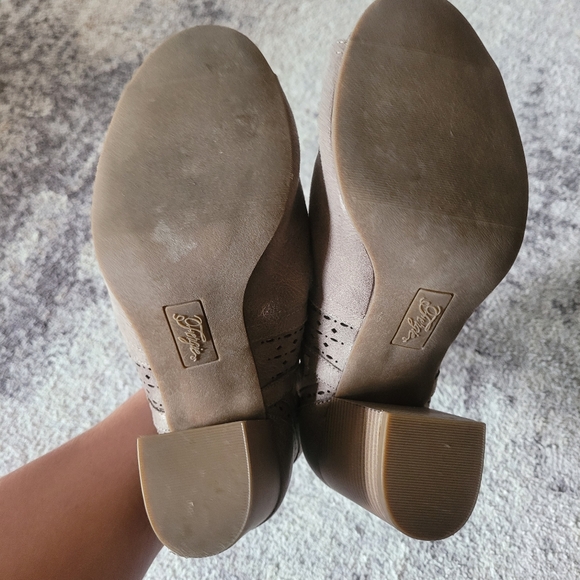 Women's Fergie peep toe heels size 8 - Picture 3 of 3